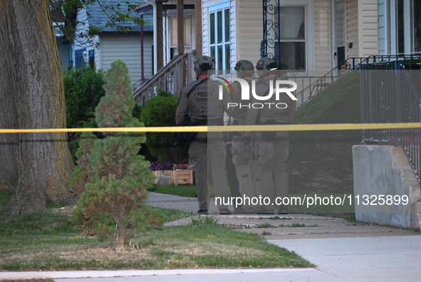 The Chicago Police SWAT Team is arriving at residences to search for suspects involved in the shooting of a 67-year-old male food vendor in...