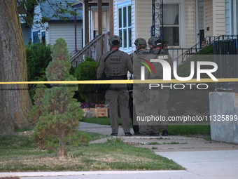 The Chicago Police SWAT Team is arriving at residences to search for suspects involved in the shooting of a 67-year-old male food vendor in...