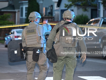 The Chicago Police SWAT Team is arriving at residences to search for suspects involved in the shooting of a 67-year-old male food vendor in...