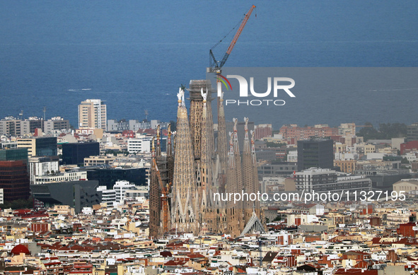 A crane is being installed in the Sagrada Familia to undertake the final works of the basilica. The 203-meter crane, of which there are only...