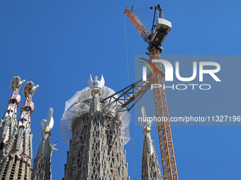 A crane is being installed in the Sagrada Familia to undertake the final works of the basilica. The 203-meter crane, of which there are only...