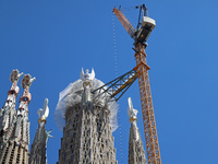 A crane is being installed in the Sagrada Familia to undertake the final works of the basilica. The 203-meter crane, of which there are only...