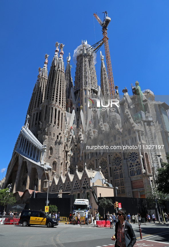 A crane is being installed in the Sagrada Familia to undertake the final works of the basilica. The 203-meter crane, of which there are only...