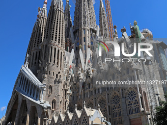 A crane is being installed in the Sagrada Familia to undertake the final works of the basilica. The 203-meter crane, of which there are only...