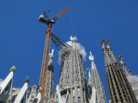 A crane is being installed in the Sagrada Familia to undertake the final works of the basilica. The 203-meter crane, of which there are only...