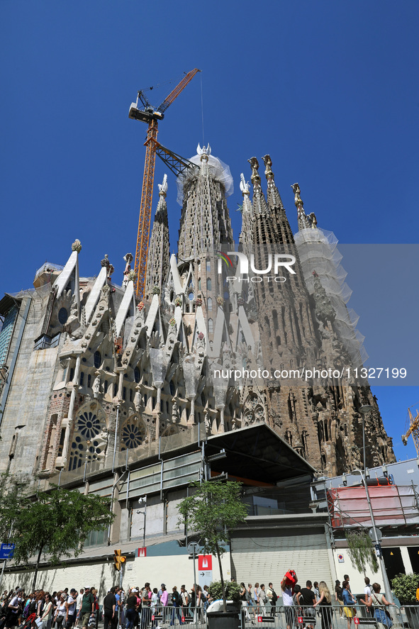 A crane is being installed in the Sagrada Familia to undertake the final works of the basilica. The 203-meter crane, of which there are only...