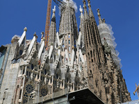 A crane is being installed in the Sagrada Familia to undertake the final works of the basilica. The 203-meter crane, of which there are only...