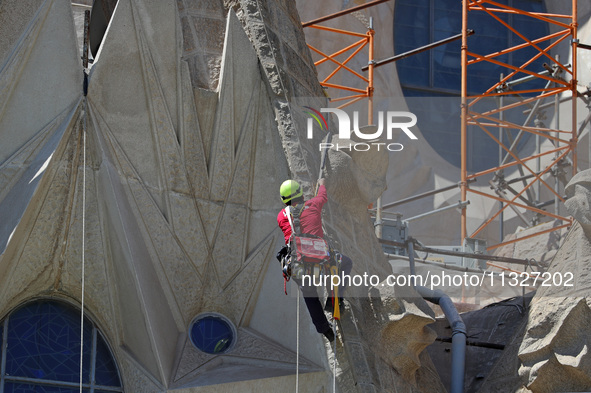 A crane is being installed in the Sagrada Familia to undertake the final works of the basilica. The 203-meter crane, of which there are only...