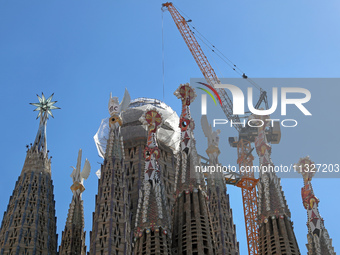 A crane is being installed in the Sagrada Familia to undertake the final works of the basilica. The 203-meter crane, of which there are only...