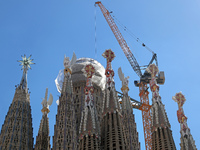 A crane is being installed in the Sagrada Familia to undertake the final works of the basilica. The 203-meter crane, of which there are only...