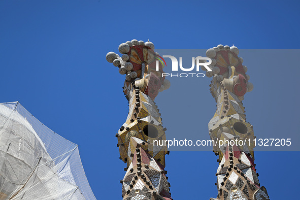 A crane is being installed in the Sagrada Familia to undertake the final works of the basilica. The 203-meter crane, of which there are only...