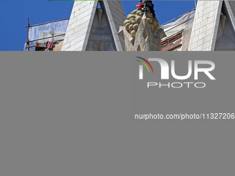 A crane is being installed in the Sagrada Familia to undertake the final works of the basilica. The 203-meter crane, of which there are only...