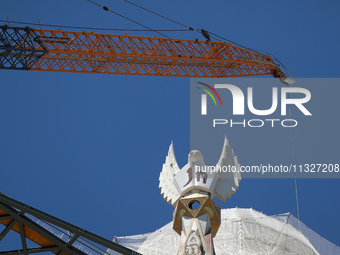 A crane is being installed in the Sagrada Familia to undertake the final works of the basilica. The 203-meter crane, of which there are only...