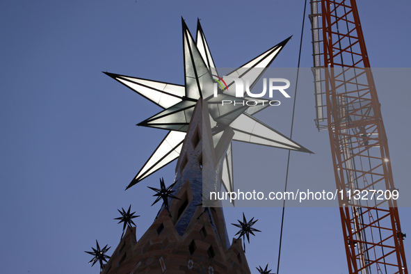 A crane is being installed in the Sagrada Familia to undertake the final works of the basilica. The 203-meter crane, of which there are only...