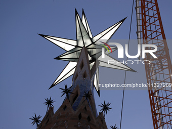 A crane is being installed in the Sagrada Familia to undertake the final works of the basilica. The 203-meter crane, of which there are only...