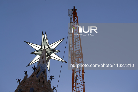 A crane is being installed in the Sagrada Familia to undertake the final works of the basilica. The 203-meter crane, of which there are only...