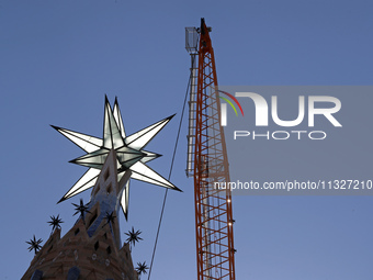 A crane is being installed in the Sagrada Familia to undertake the final works of the basilica. The 203-meter crane, of which there are only...