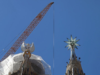 A crane is being installed in the Sagrada Familia to undertake the final works of the basilica. The 203-meter crane, of which there are only...