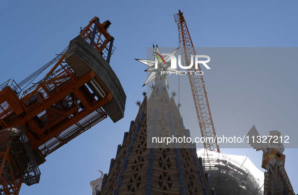 A crane is being installed in the Sagrada Familia to undertake the final works of the basilica. The 203-meter crane, of which there are only...