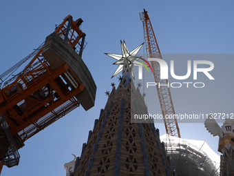 A crane is being installed in the Sagrada Familia to undertake the final works of the basilica. The 203-meter crane, of which there are only...