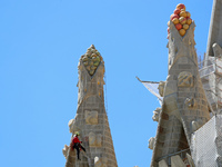 A crane is being installed in the Sagrada Familia to undertake the final works of the basilica. The 203-meter crane, of which there are only...