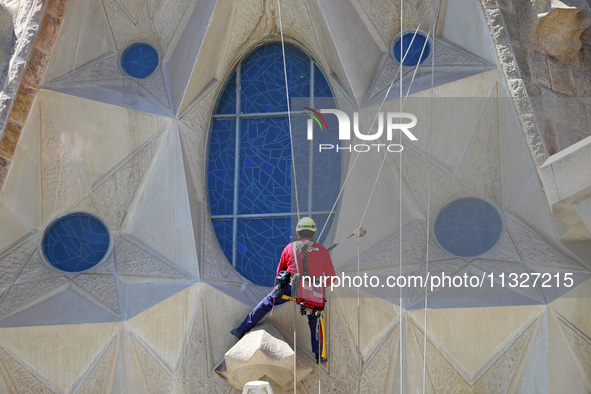 A crane is being installed in the Sagrada Familia to undertake the final works of the basilica. The 203-meter crane, of which there are only...