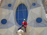 A crane is being installed in the Sagrada Familia to undertake the final works of the basilica. The 203-meter crane, of which there are only...