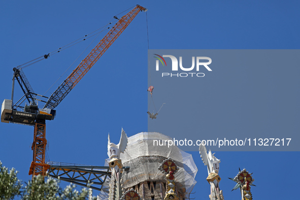 A crane is being installed in the Sagrada Familia to undertake the final works of the basilica. The 203-meter crane, of which there are only...