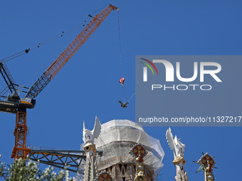 A crane is being installed in the Sagrada Familia to undertake the final works of the basilica. The 203-meter crane, of which there are only...