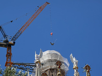 A crane is being installed in the Sagrada Familia to undertake the final works of the basilica. The 203-meter crane, of which there are only...