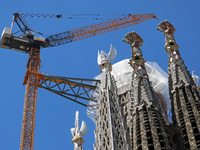 A crane is being installed in the Sagrada Familia to undertake the final works of the basilica. The 203-meter crane, of which there are only...