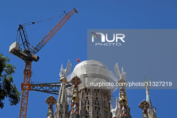 A crane is being installed in the Sagrada Familia to undertake the final works of the basilica. The 203-meter crane, of which there are only...