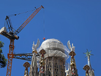 A crane is being installed in the Sagrada Familia to undertake the final works of the basilica. The 203-meter crane, of which there are only...