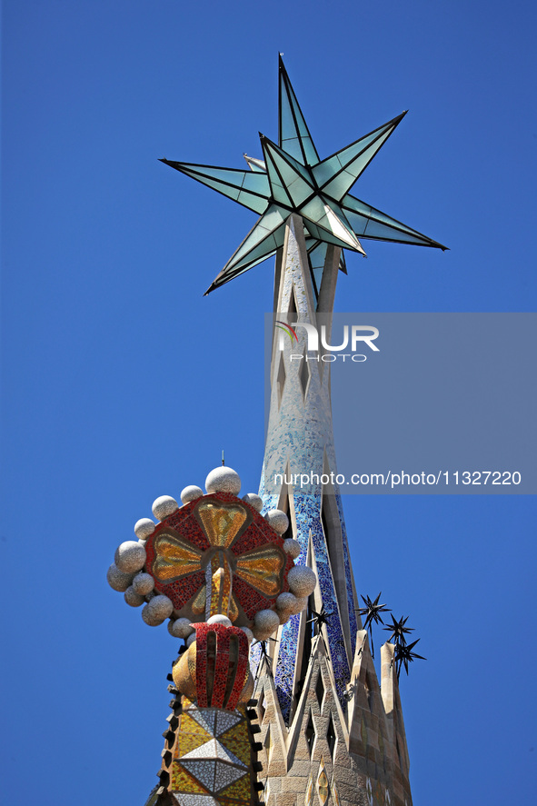 A crane is being installed in the Sagrada Familia to undertake the final works of the basilica. The 203-meter crane, of which there are only...