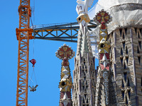 A crane is being installed in the Sagrada Familia to undertake the final works of the basilica. The 203-meter crane, of which there are only...