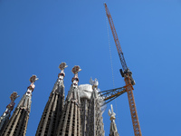 A crane is being installed in the Sagrada Familia to undertake the final works of the basilica. The 203-meter crane, of which there are only...