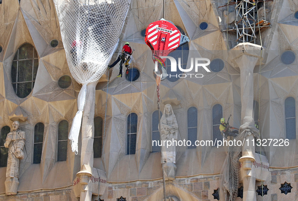 A crane is being installed in the Sagrada Familia to undertake the final works of the basilica. The 203-meter crane, of which there are only...