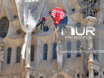 A crane is being installed in the Sagrada Familia to undertake the final works of the basilica. The 203-meter crane, of which there are only...