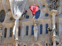 A crane is being installed in the Sagrada Familia to undertake the final works of the basilica. The 203-meter crane, of which there are only...