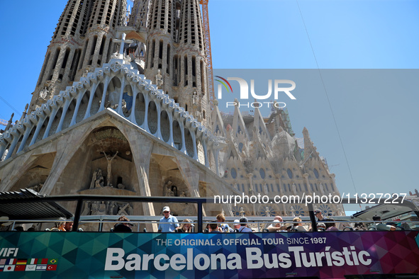 A crane is being installed in the Sagrada Familia to undertake the final works of the basilica. The 203-meter crane, of which there are only...