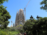 A crane is being installed in the Sagrada Familia to undertake the final works of the basilica. The 203-meter crane, of which there are only...