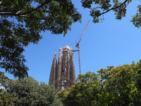 A crane is being installed in the Sagrada Familia to undertake the final works of the basilica. The 203-meter crane, of which there are only...