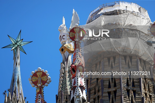 A crane is being installed in the Sagrada Familia to undertake the final works of the basilica. The 203-meter crane, of which there are only...