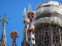 A crane is being installed in the Sagrada Familia to undertake the final works of the basilica. The 203-meter crane, of which there are only...