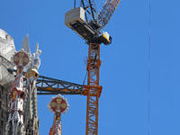 A crane is being installed in the Sagrada Familia to undertake the final works of the basilica. The 203-meter crane, of which there are only...