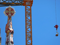 A crane is being installed in the Sagrada Familia to undertake the final works of the basilica. The 203-meter crane, of which there are only...