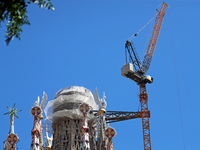 A crane is being installed in the Sagrada Familia to undertake the final works of the basilica. The 203-meter crane, of which there are only...