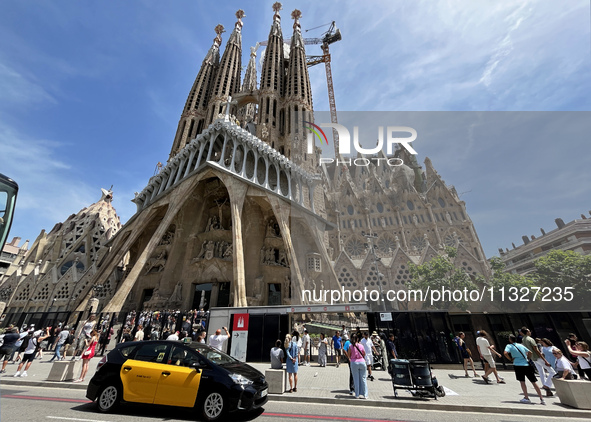 A crane is being installed in the Sagrada Familia to undertake the final works of the basilica. The 203-meter crane, of which there are only...