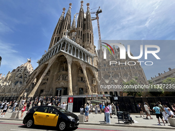 A crane is being installed in the Sagrada Familia to undertake the final works of the basilica. The 203-meter crane, of which there are only...