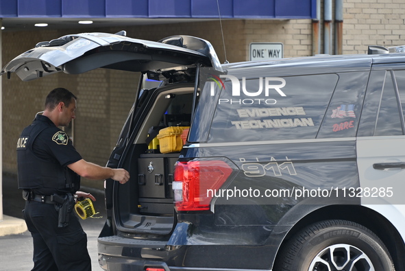 The Elmhurst Police are taking evidence out of US Bank. An armed bank robbery is occurring at US Bank in Elmhurst, Illinois, United States,...